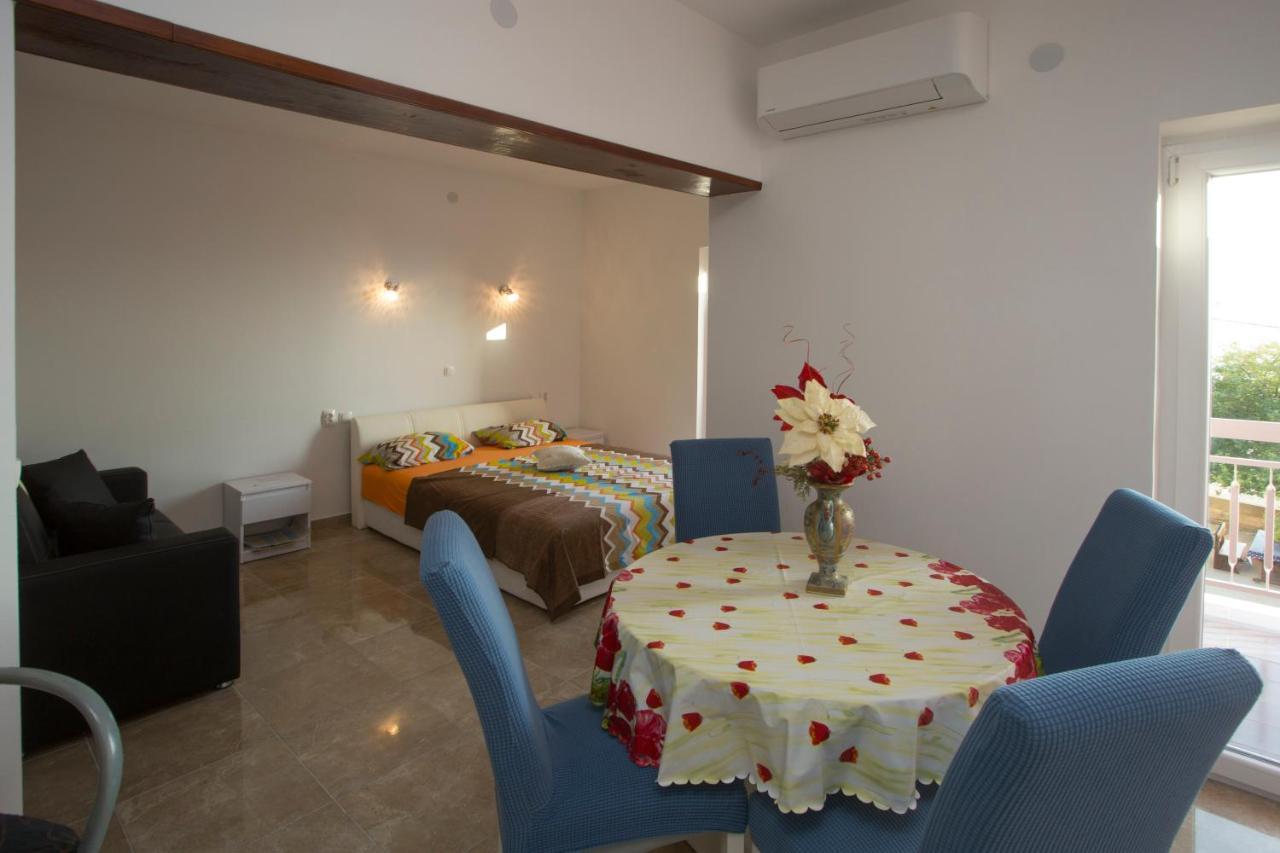 Villa Nives Holiday Apartment Rentals ポドストラナ エクステリア 写真